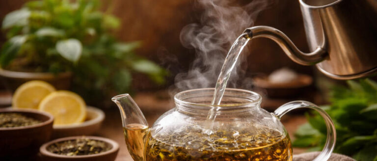 Wasser-fliesst-in-kanne